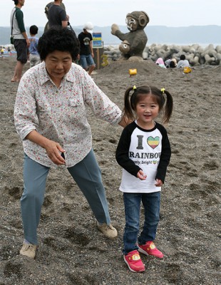 砂祭りで会った女の子 岩手県野田村 Japan